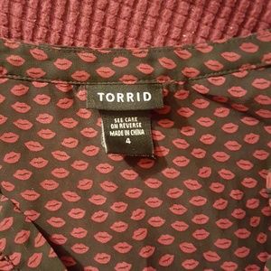 Torrid chiffon lip print ruffle front top